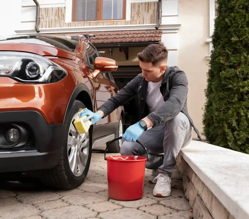 Lavage auto à domicile Douadic : professionnel intervenant sur un véhicule